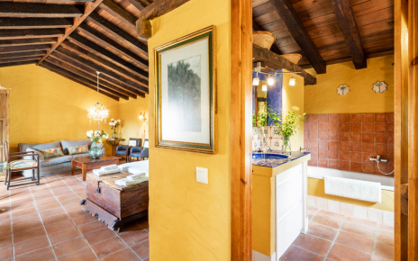 Habitación primera planta tiene baño