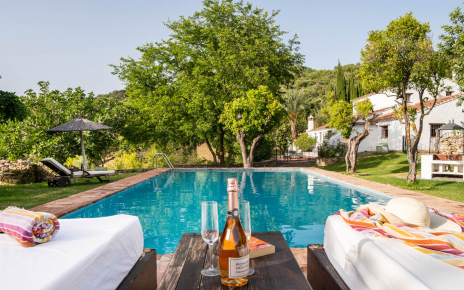 Camas balinesas en zona de piscina