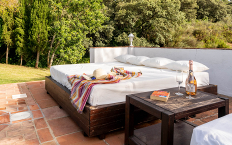 Mobiliario de exterior cómodo para el verano