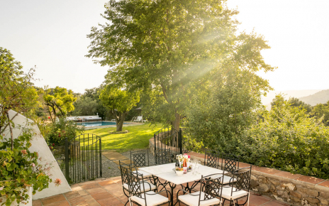 Terraza frontal lleva a la zona de piscina