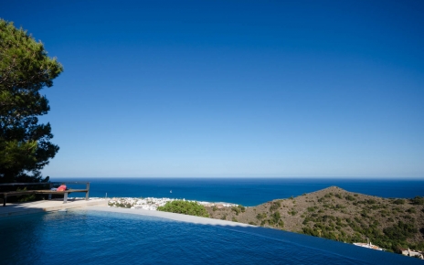 The pool curves towards the sea, it is all open.