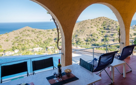 Verandah over the pool looking out to sea